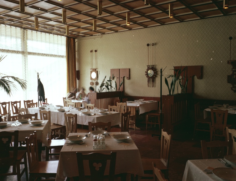 Eger és Vidéke ÁFÉSZ Express Önkiszolgáló étterem különterme.