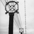 a rádióállomás részlete, tápvonal és az antennatorony.