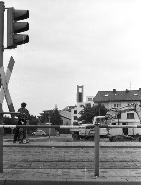 Kirchheimer Strasse, Bockelstarsse villamosmegálló, a háttérben a heumadeni evangélikus templom tornya.