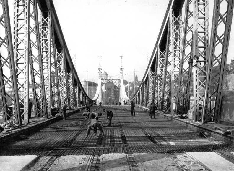 a Szabadság híd átépítése a Szent Gellért tér felé nézve.