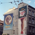 Kálvin tér, tűzfal az Üllői út és Baross utca között. Fabulon mozaikkép és Mino cipő reklám.