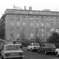 Gellérthegy utca a Mészáros utca felé nézve, az épületek mellett a keresztező Orvos lépcső.