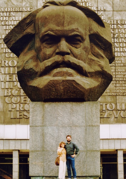 (Karl Marx Stadt), Karl Marx emlékmű a Brückenstrasse (Karl Marx Allee) és a Strasse der Nationen kereszteződésénél.
