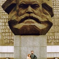 (Karl Marx Stadt), Karl Marx emlékmű a Brückenstrasse (Karl Marx Allee) és a Strasse der Nationen kereszteződésénél.