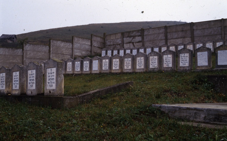 Nagysármás és Pusztakamarás között, az 1944. szeptemberi tömeggyilkosság zsidó áldozatainak temetője.