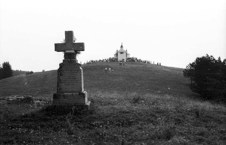 a Szent István kápolna a Perkő-hegy tetején.
