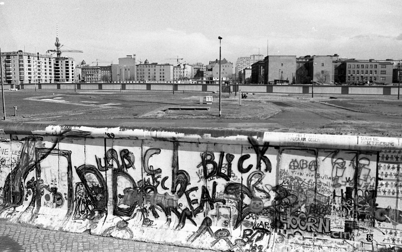a Berlini Fal a Potsdamer Platz felől a Leipziger Platz felé nézve.