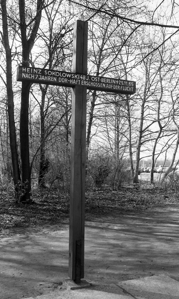 a Berlini Falon szökés közben lelőtt Heinz Sokolowski emlékműve az Ebertstrasse és Scheidemannstrasse sarkán.