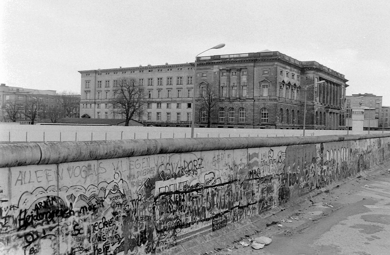 Niederkirchnerstrasse, a Berlini Fal nyugat felől. A kelet-berlini oldalon álló épületben működött az Állami Tervbizottság (egykor Porosz tartományi parlament, ma Fővárosi képviselőház).