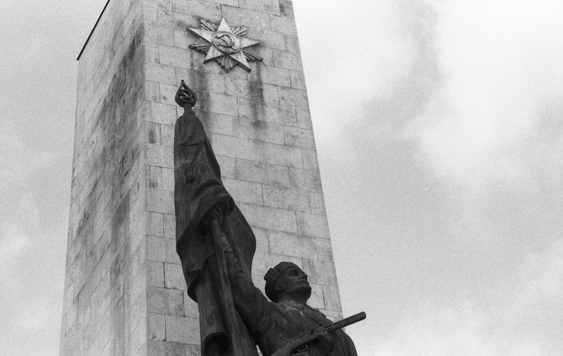 a Felszabadulási Emlékmű (Kisfaludi Stróbl Zsigmond) "Felszabadító szovjet katona" mellékalakja.