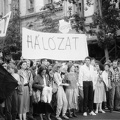 Bajcsy-Zsilinszky út a 22. és 24. számú házak előtt. Tüntetés a Bős-nagymarosi Vízlépcsőrendszer felépítése ellen, 1988. szeptember 12-én.