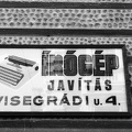 Szent István körút - Visegrádi utca sarok. A cégtáblán a Visegrádi utca 2. homlokzata tükröződik.