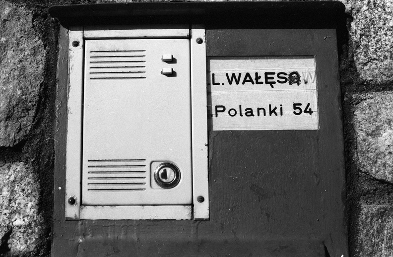kapucsengő Lech Walesa lakóházánál.