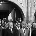 Parlament, balról Dornbach Alajos, előrébb Jeszenszky Géza, Horváth Balázs, Bejczy Sándor, Antall József és Vörös Vince. Háttérben, a zászlótól jobbra a sötét szemüveggel, Pongrátz Gergely.