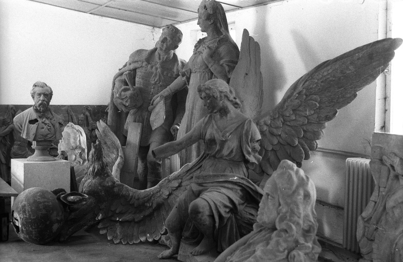 Budapest Galéria telepe. Háttérben Mária Ludovika szoborcsoport főalakjai, Vas Viktor alkotása.