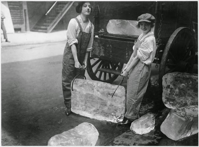 Nők nehéz jégtömböket cipelnek, miután a férfi dolgozókat besorozták. (1918).jpg