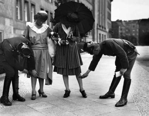 1920. Berlini rendőrség intézkedik a túl rövid szoknyát hordó nőkkel szemben..jpg